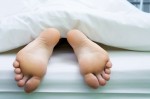 Ursachen für kalte Füße gibt es viele, zum Beispiel können Sie in der Nacht auskühlen. (Kalte Füße – Was sind die Ursachen und was hilft?)