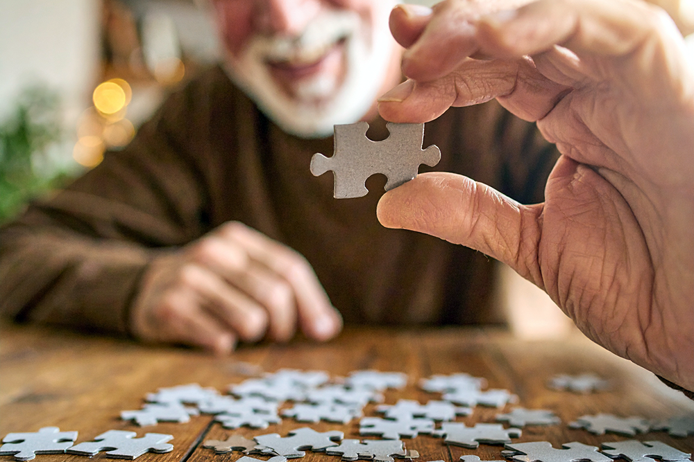 Puzzeln für Senioren - 15 Vorteile von Geduldsspielen im Alter
